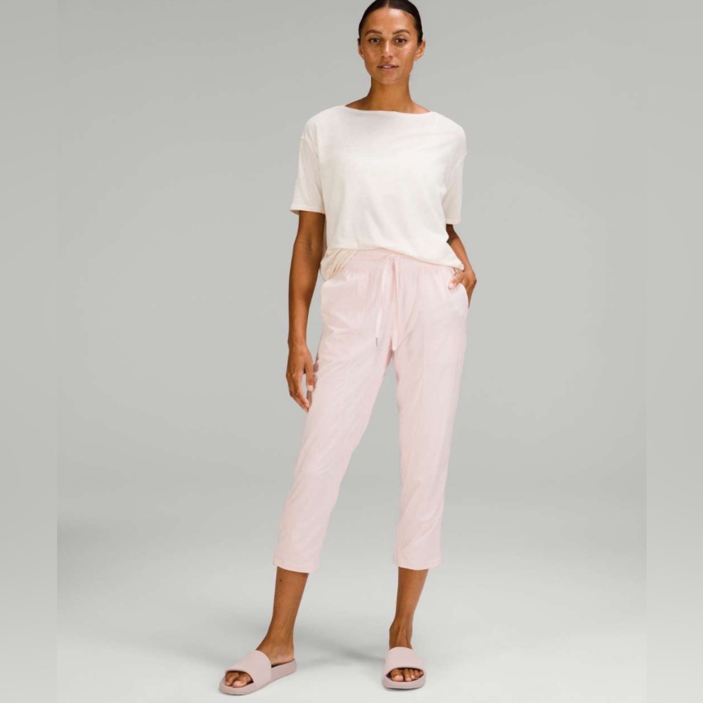 Lululemon Dance Studio Mid-Rise Lined Crop 25"
Strawberry Milkshake 8